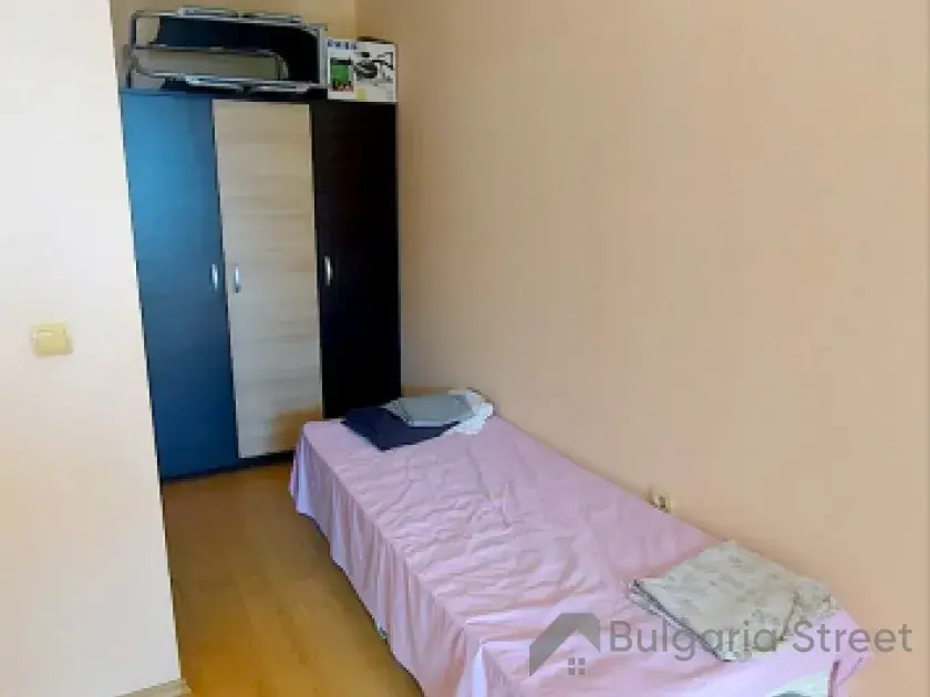 кровать и шкаф