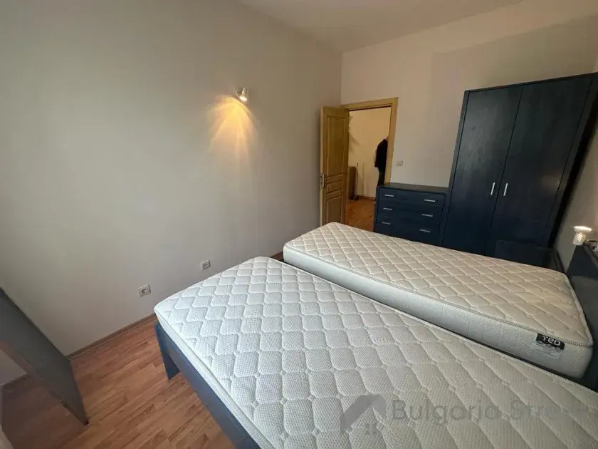 меблі у спальні