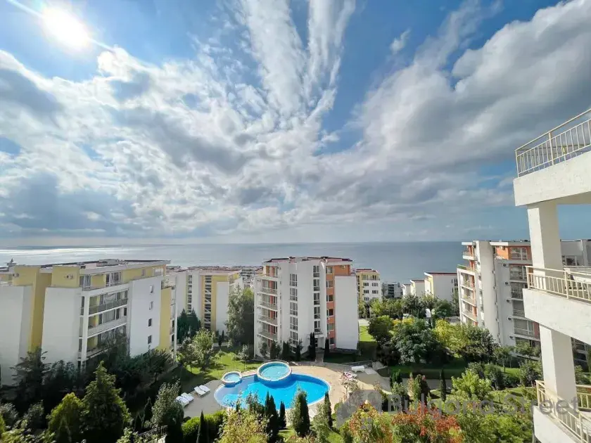 панорамний вид на море та басейн