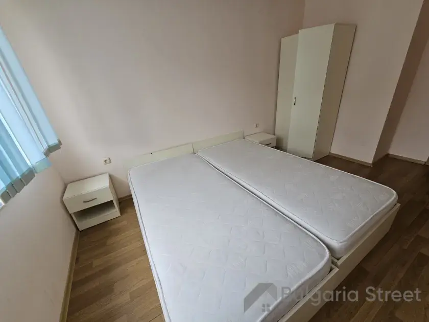 двоспальне ліжко та гардероб