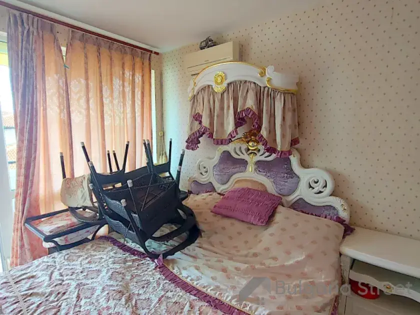 Кровать, ночной шкафчик, стулья