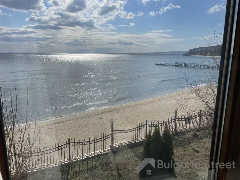 вид на море з вікна