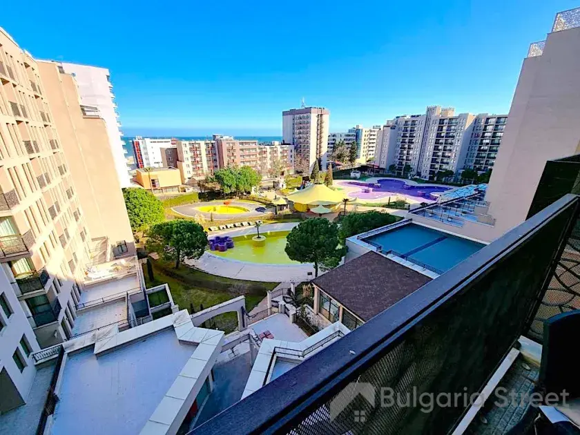 вид на бассейн и море