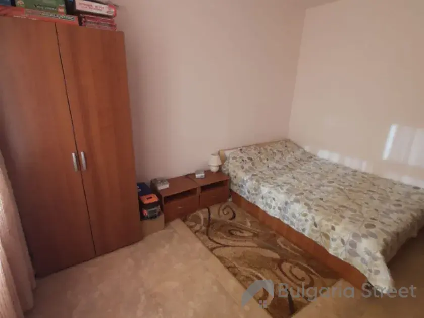 ліжко та гардероб