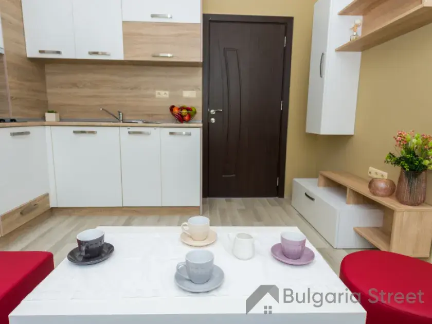 стіл зі стільцями, кухня