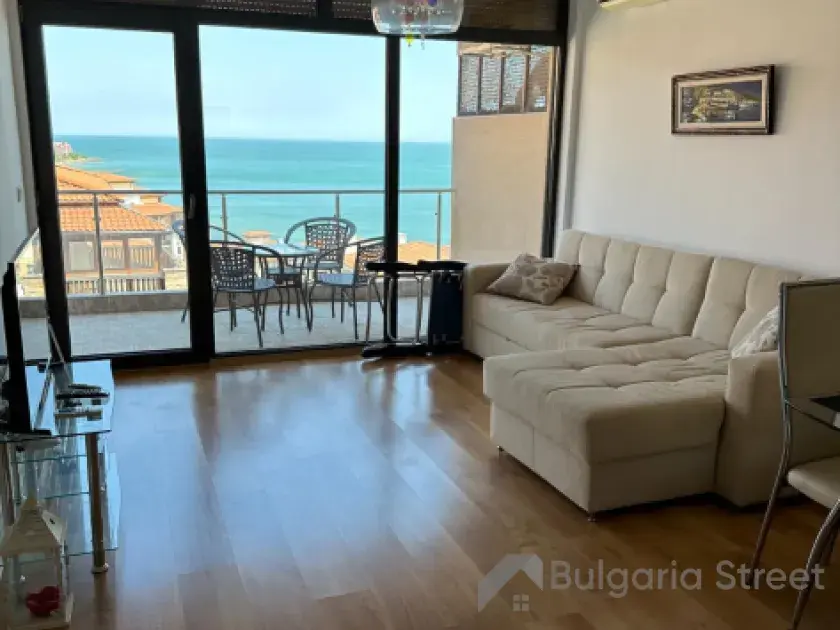 мебльована вітальня з виходом на терасу