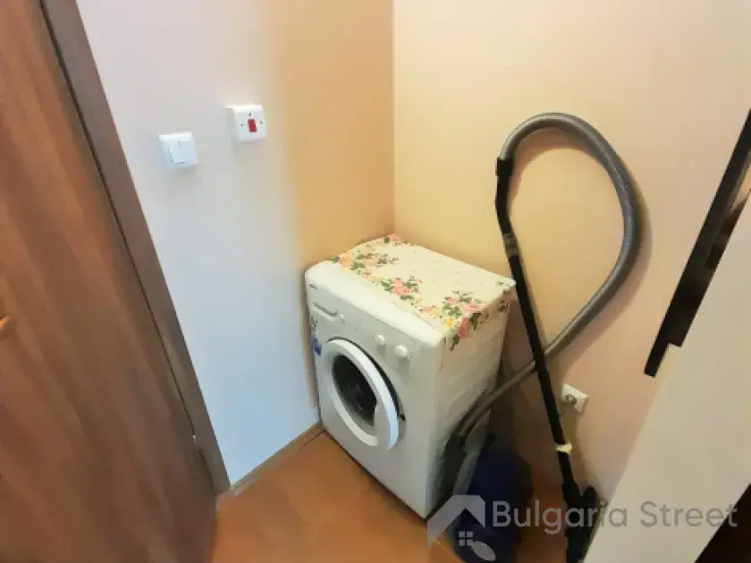 Стиральная машинка в кладовке