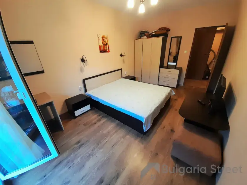 Кровать и шкаф в спальне