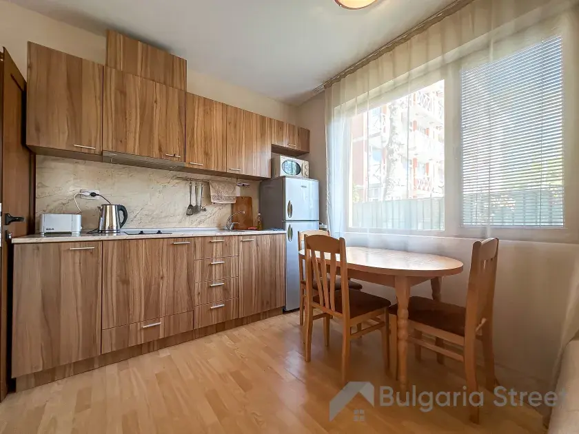 кухня, стіл зі стільцями