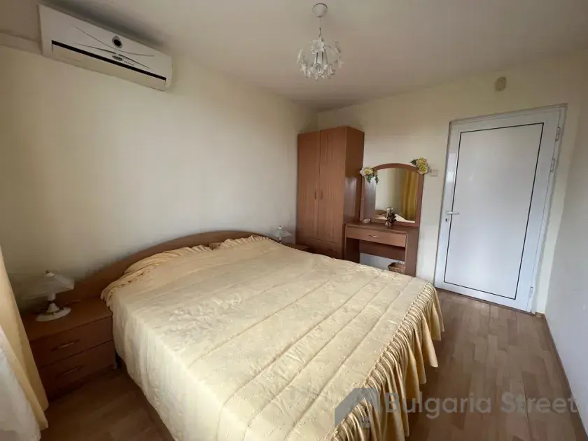 ліжко в спальні, шафа