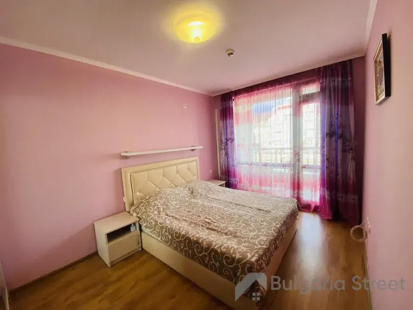 кровать в спальне