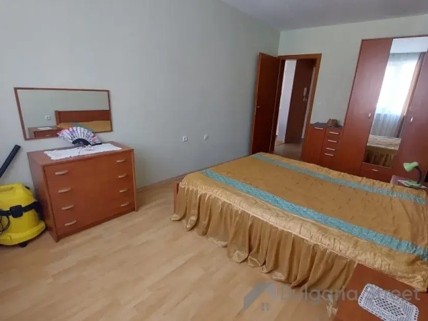ліжко з іншими меблями
