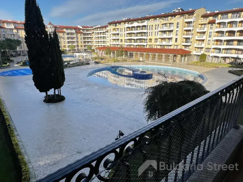 вид на басейн з тераси