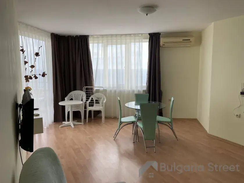 вітальня, стіл зі стільцями