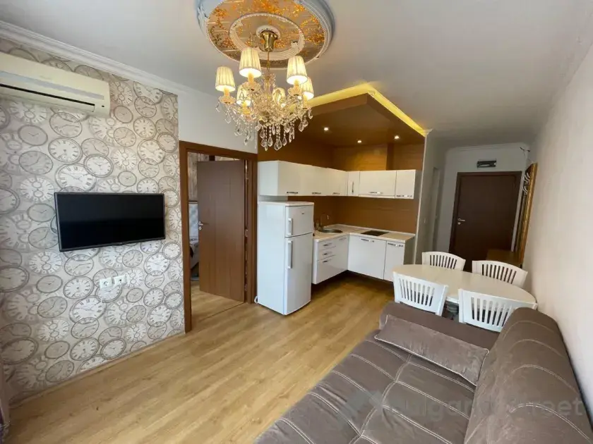 кухонний куточок, стіл зі стільцями, диван
