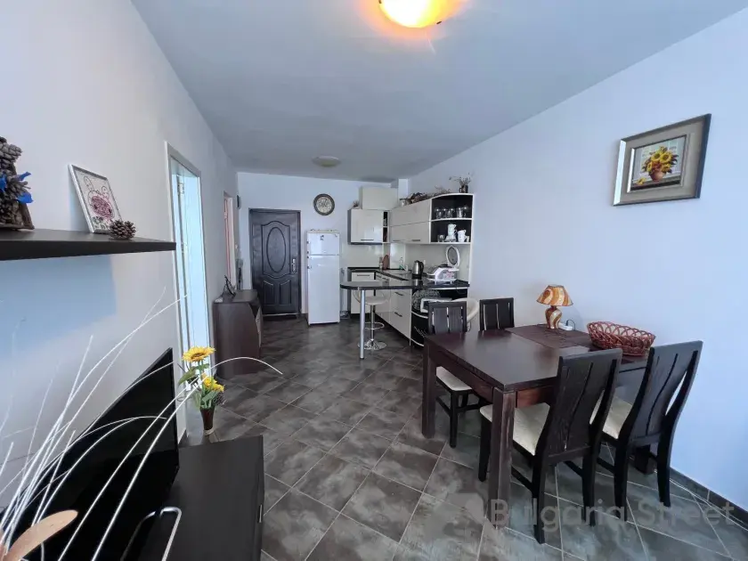 стіл зі стільцями, кухонний куточок