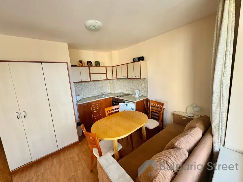 диван, обідній стіл, кухонний куточок