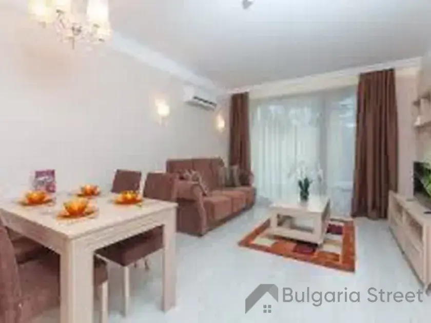 кухонний куточок, стіл, диван