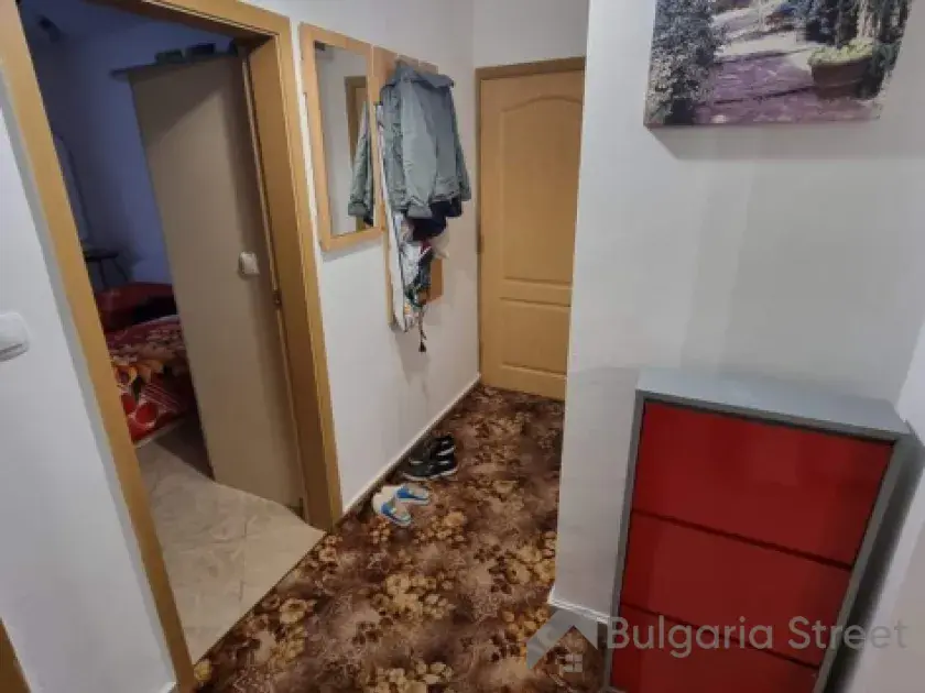 Прихожая со шкафом