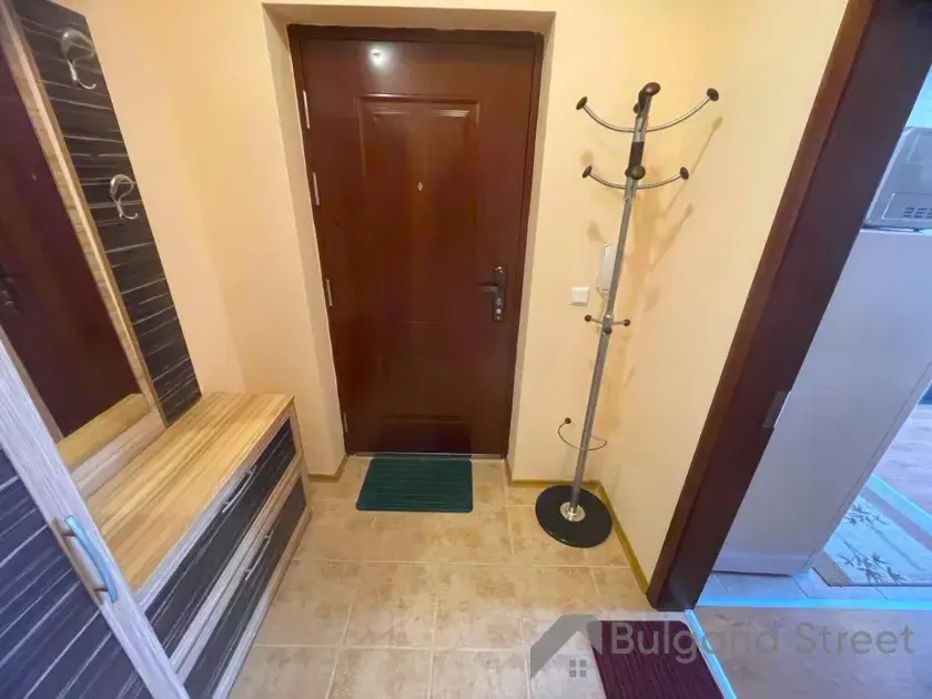 вішалка для меблів у передпокої