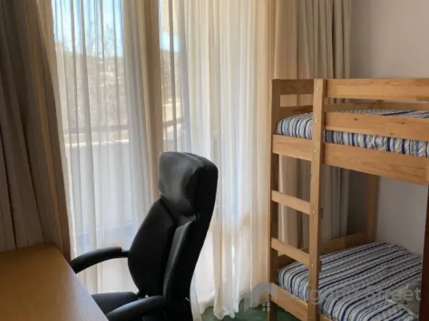 письмовий стіл, крісло