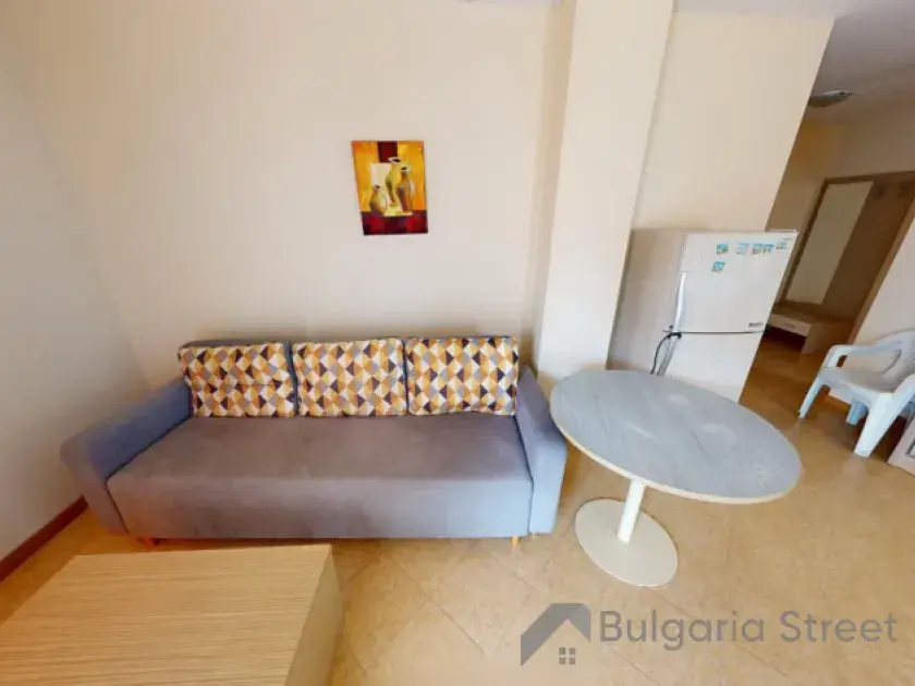 sofa, stolik