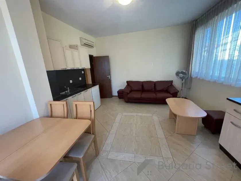 стіл зі стільцями