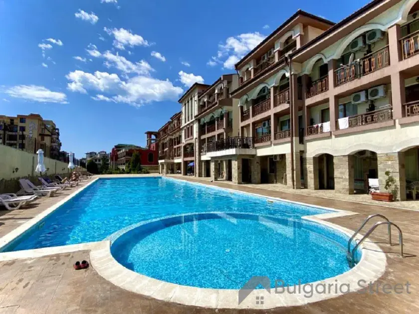 Бассейн и фасад комплекса Panorama Bay 1
