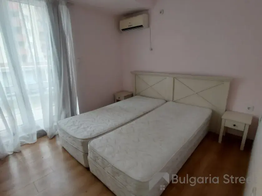 Кровать в спальне