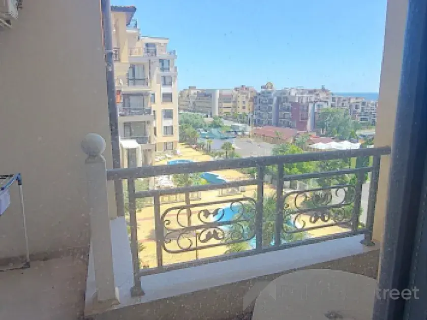 Стол со стульчиками на балконе