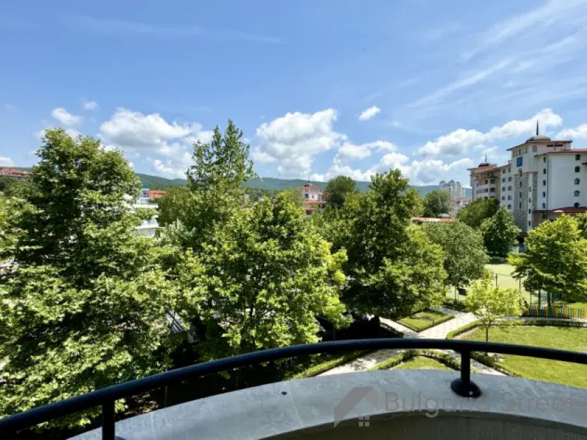 вид на зелень с балкона