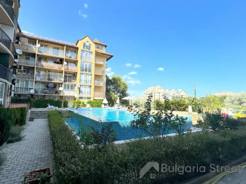 басейн и фассад комплекса Sunny View South