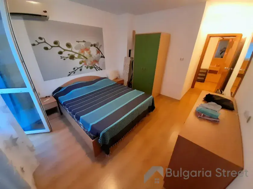 кровать в спальне
