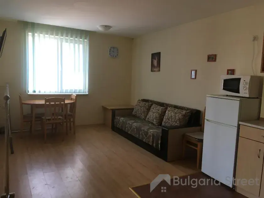 диван и холодильник