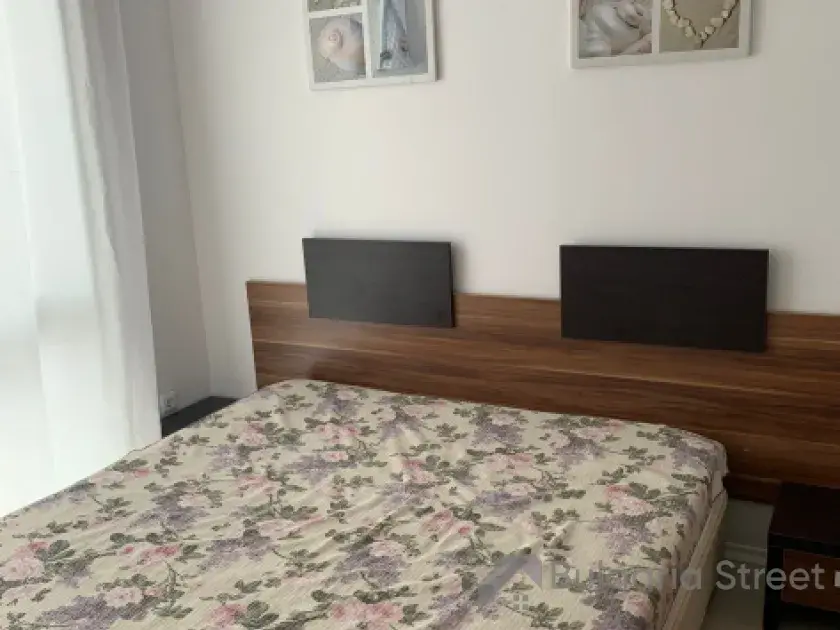 кровать в комнате