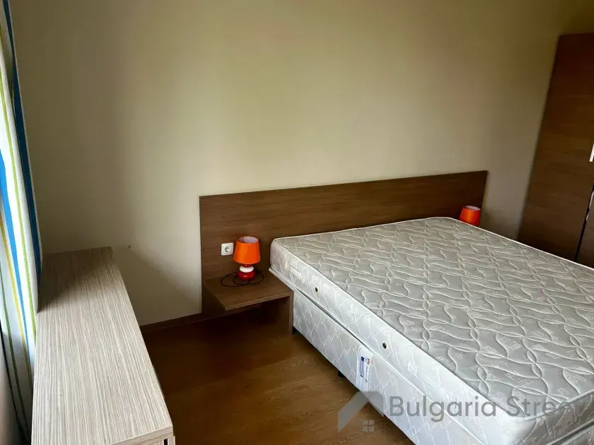 шкаф и кровать