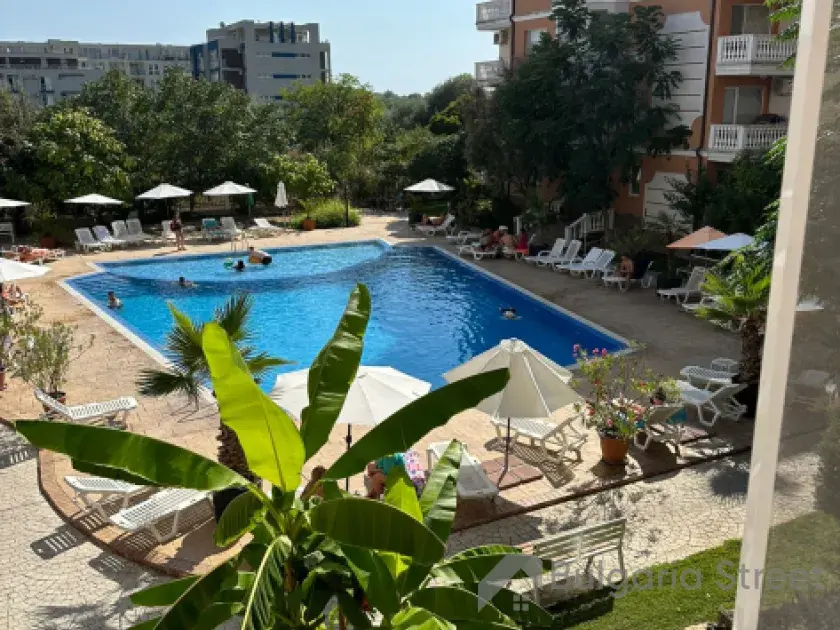 Вид на бассейн в комплексе Sea Diamond
