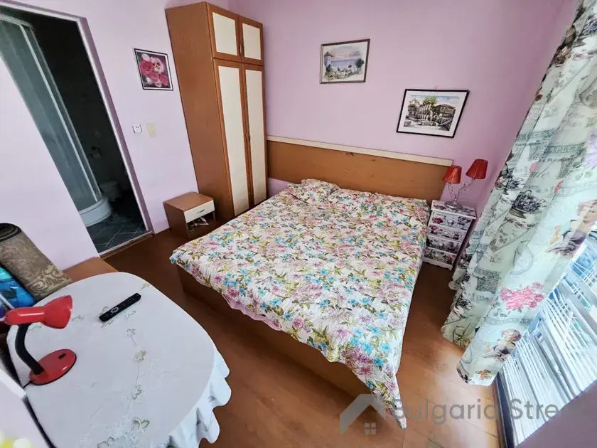 кровать в спальне и шкаф