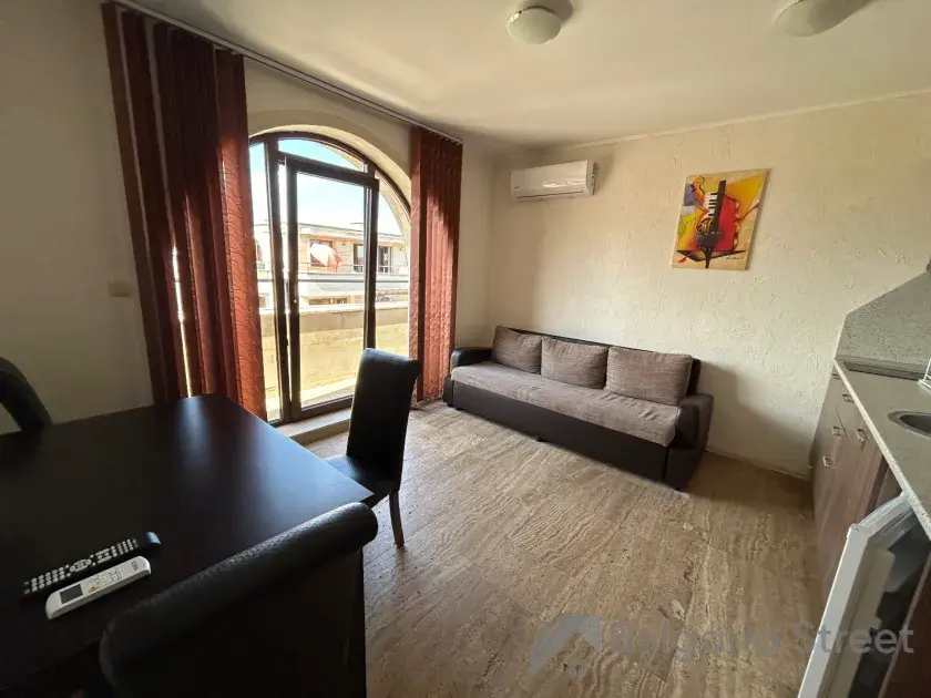 диван и стол в гостинной