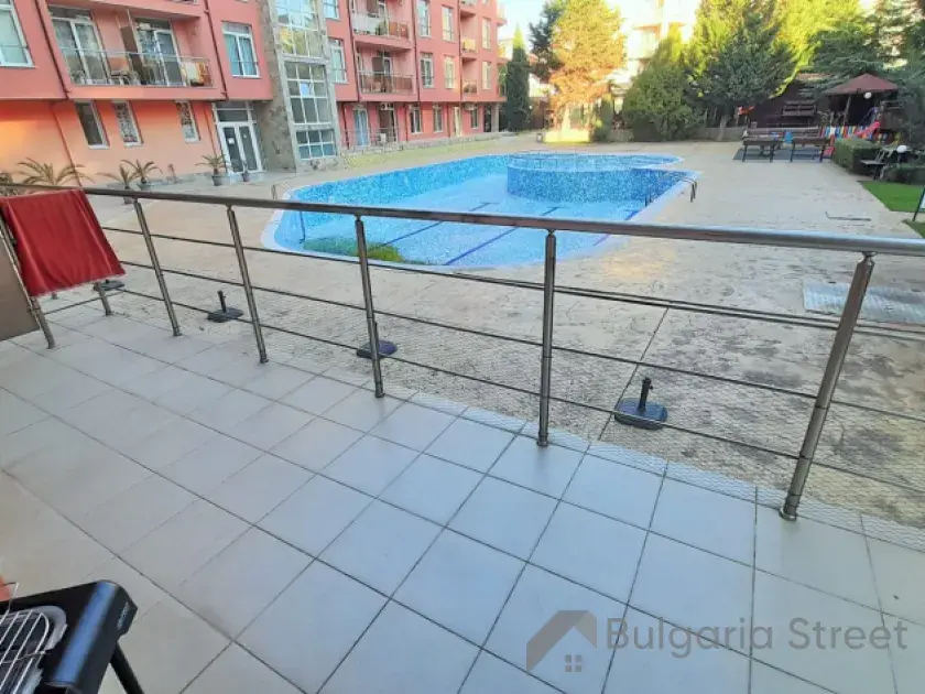 терраса с видом на бассейн