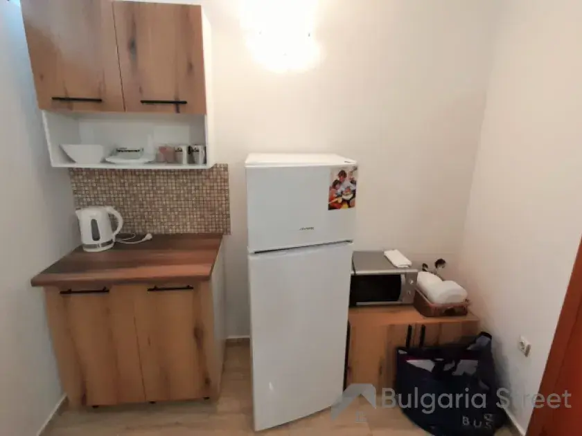 Кухонный уголок и холодильник