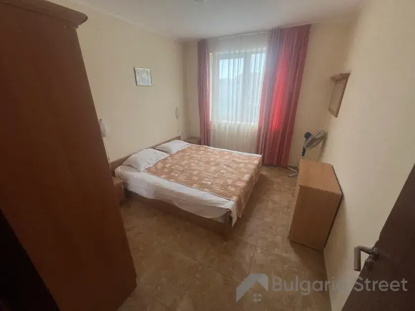 кровать в спальне