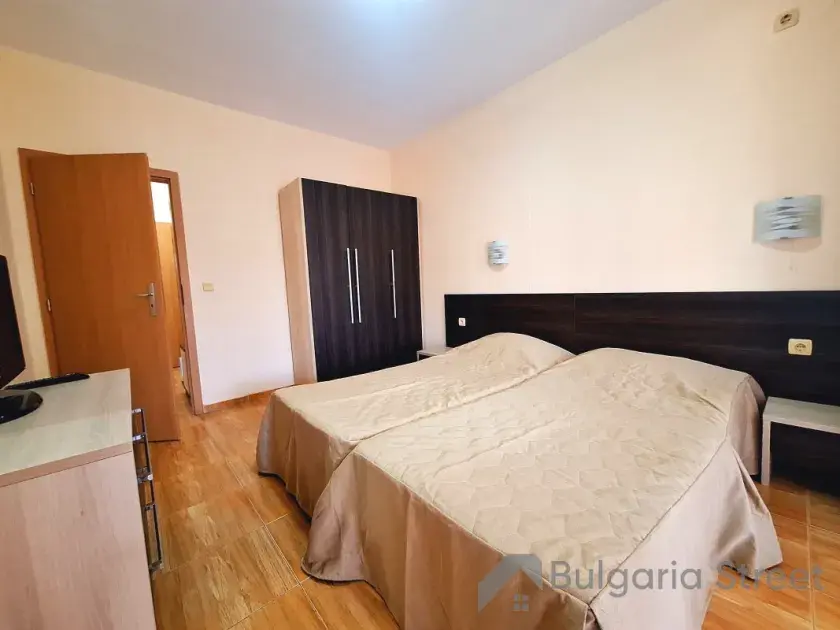 кровать в спальне