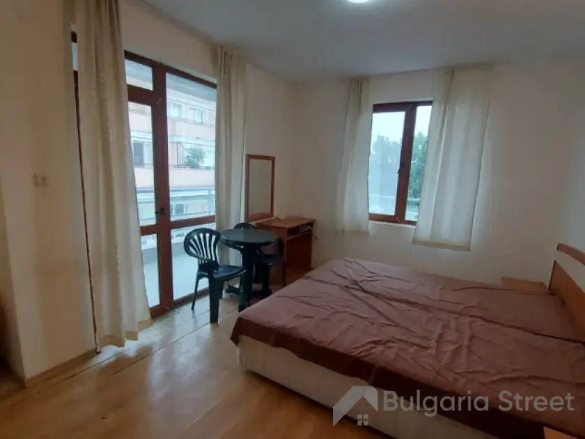 кровать в спальне