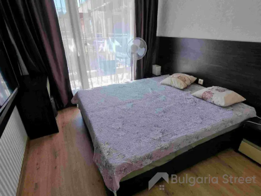 кровать в спальне