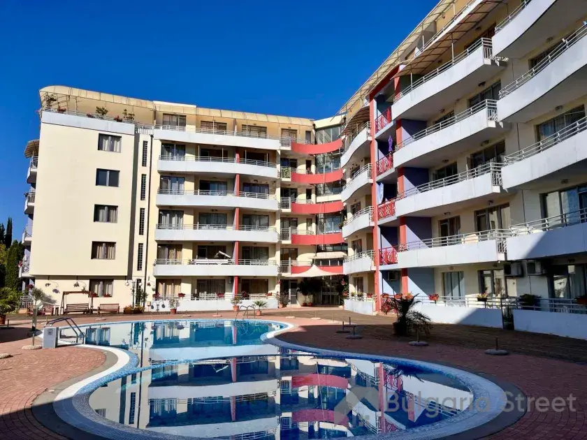 Бассейн и фасад комплекса адмирал Plaza