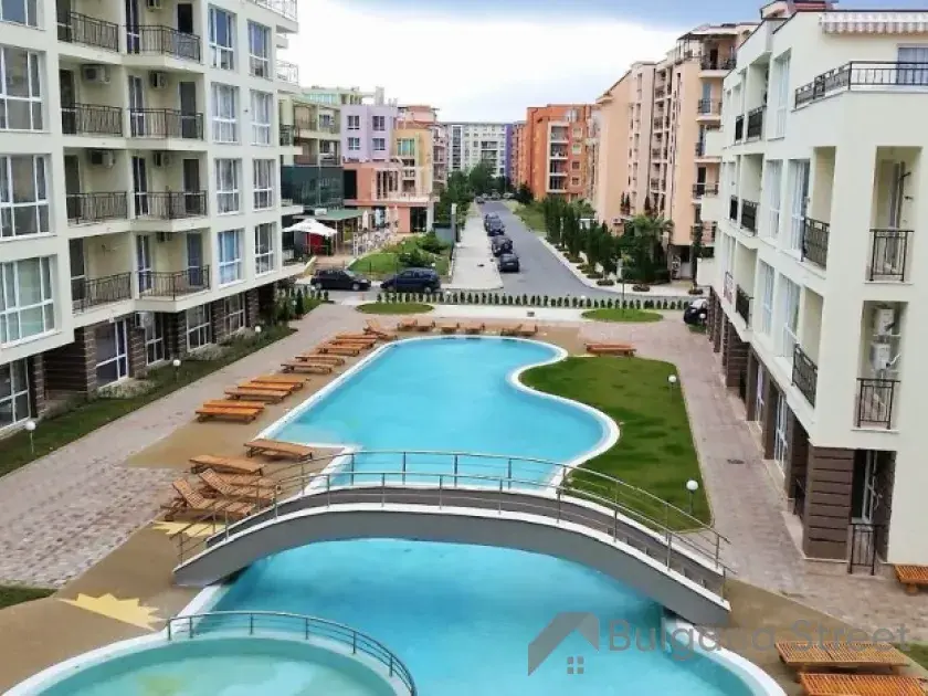 Бассейн и фасад