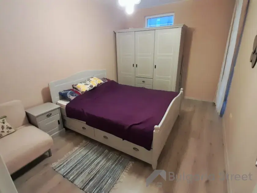 Кровать и шкаф в спальне
