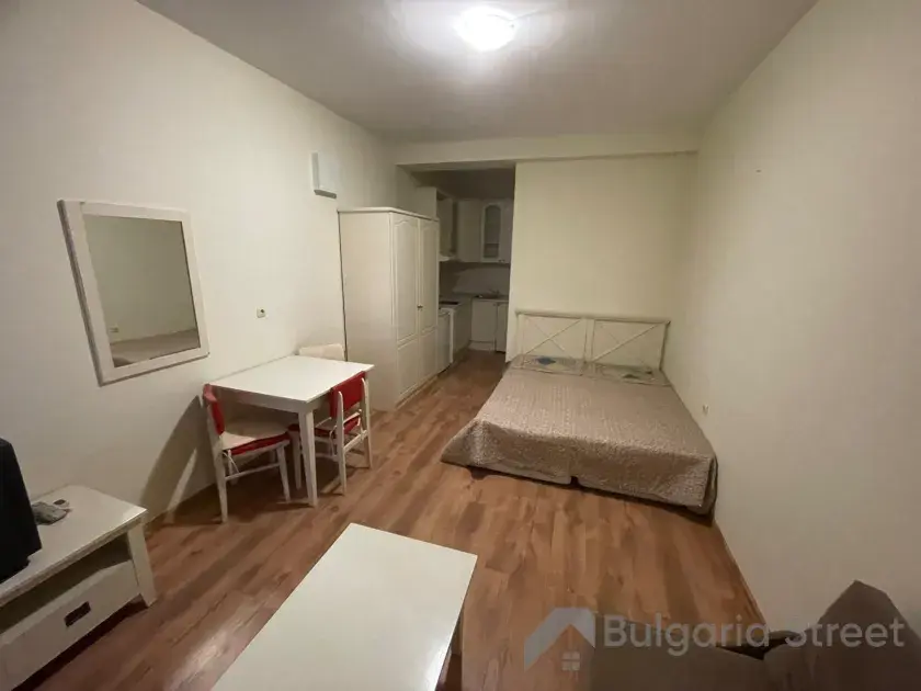 кровать и стол в комнате
