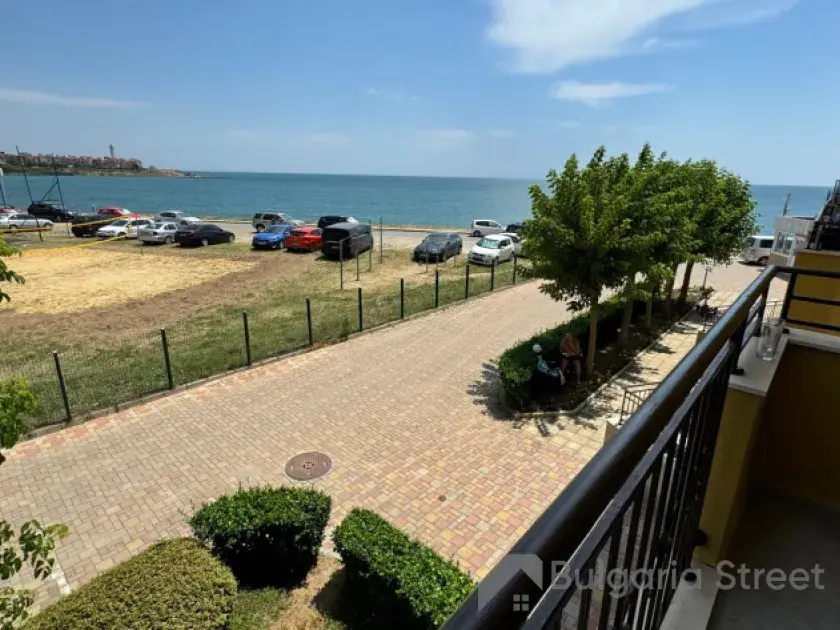 Вид на море из балкона / Мидия